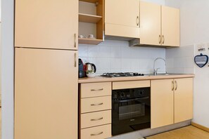 Frigorífic, forn, placa de cuina i cafetera i tetera 
