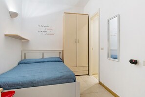 1 dormitori, planxa i posts de planxar i wifi 