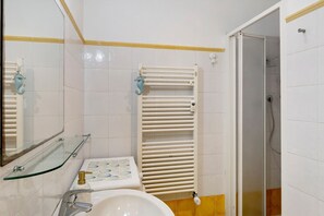 Ducha, artículos de higiene personal gratuitos y secador de pelo