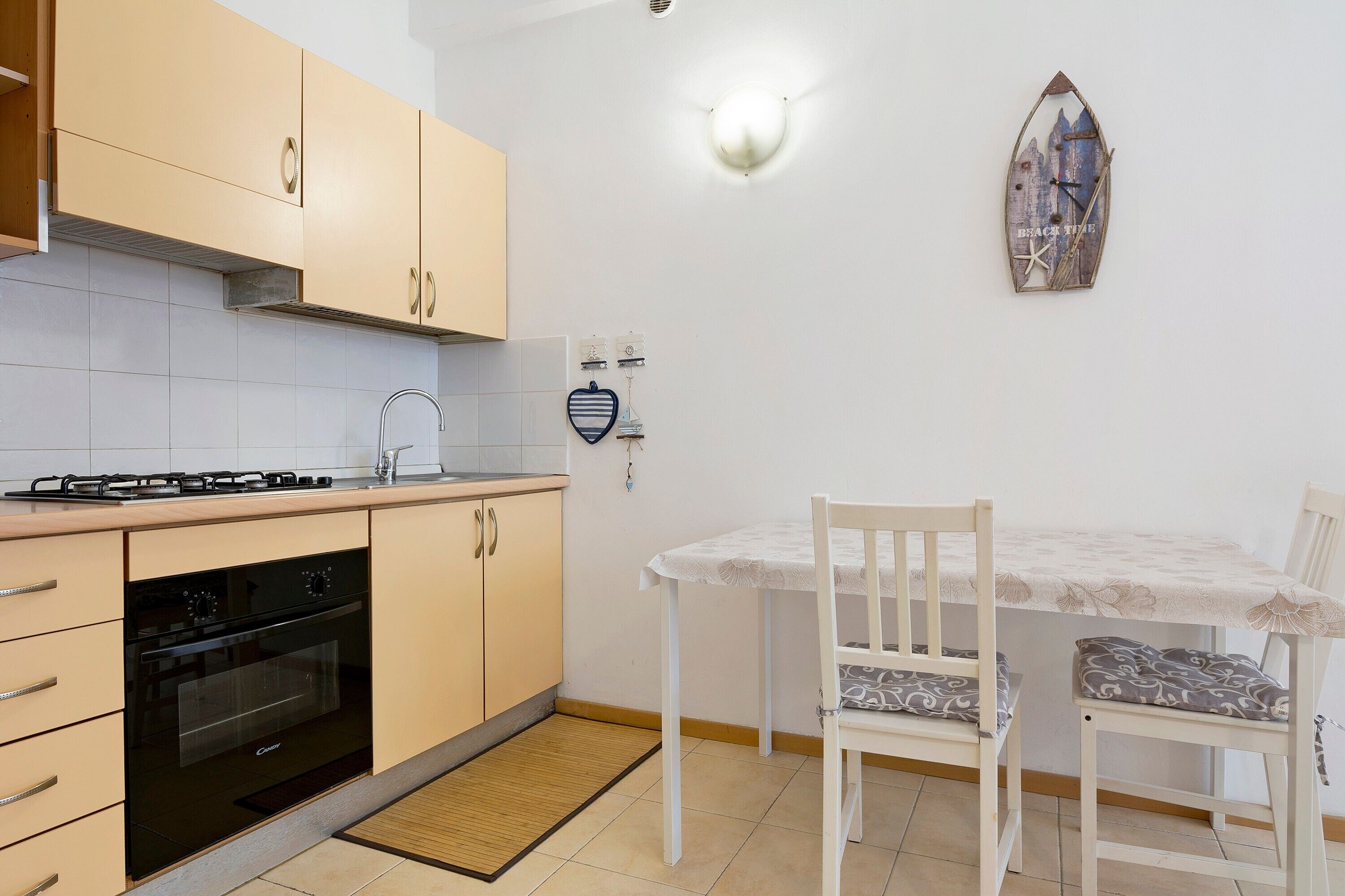 Fridge, oven, stovetop, coffee/tea maker
