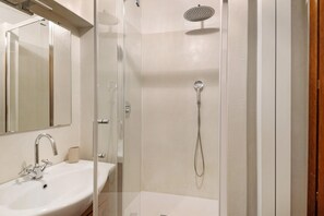 Shower, free toiletries, hair dryer - Apartment 'City On The Beach' with Sea View, Wi-Fi and Air Conditioning (Rapallo)