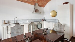 Kühlschrank, Ofen, Herdplatte, Kochgeschirr/Geschirr/Besteck