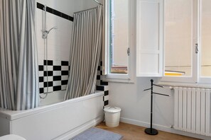 Shower, hair dryer - Apartment 'La Casa Del Marinaio' with Wi-Fi and Air Conditioning (Rapallo)