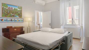 2 bedrooms, iron/ironing board, WiFi