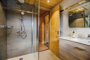 Shower, free toiletries, hair dryer, bathrobes - Simply Morzine - Chalet Petit Central (Morzine)