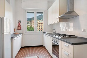 Fridge, microwave, oven, stovetop - 'Il Mughetto' Apartment with Balcony, Wi-Fi and Air Conditioning (Rapallo)