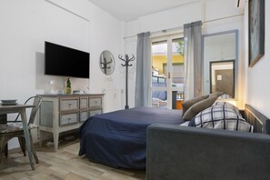 Iron/ironing board, WiFi - Apartment 'Lally's Nest' with Private Terrace, Wi-Fi and Air Conditioning (Rapallo)