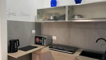 KĂŒhlschrank, Mikrowelle, Herdplatte, GeschirrspĂŒler