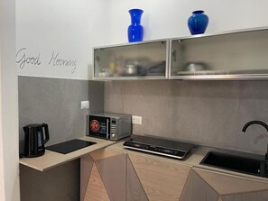 Frigorifero, microonde, piano cottura, lavastoviglie