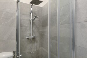 Shower, hair dryer - Apartment 'Lally's Nest' with Private Terrace, Wi-Fi and Air Conditioning (Rapallo)