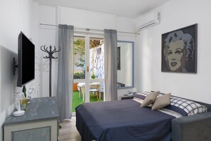 Iron/ironing board, WiFi - Apartment 'Lally's Nest' with Private Terrace, Wi-Fi and Air Conditioning (Rapallo)