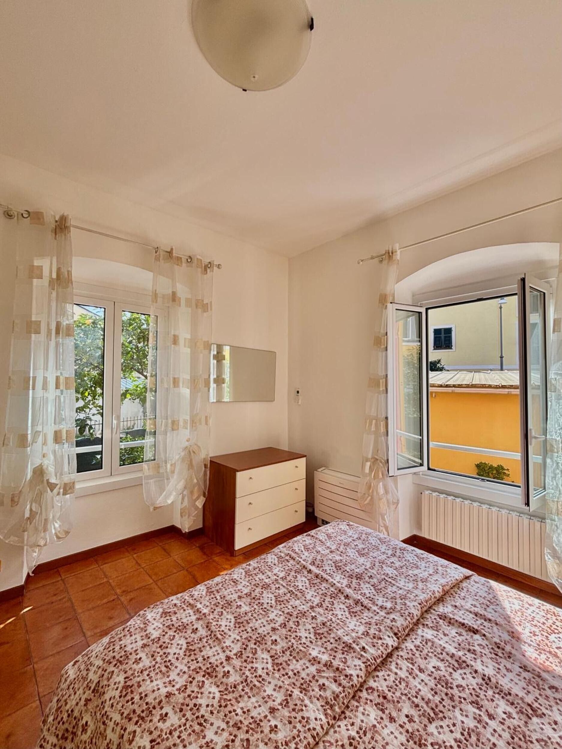 Tabla de planchar con plancha, wifi y ropa de cama 