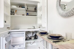 Fridge, stovetop, cookware/dishes/utensils, spices - Apartment 'Margherita - Seafront' with Balcony, Wi-Fi and Air Conditioning (Rapallo)