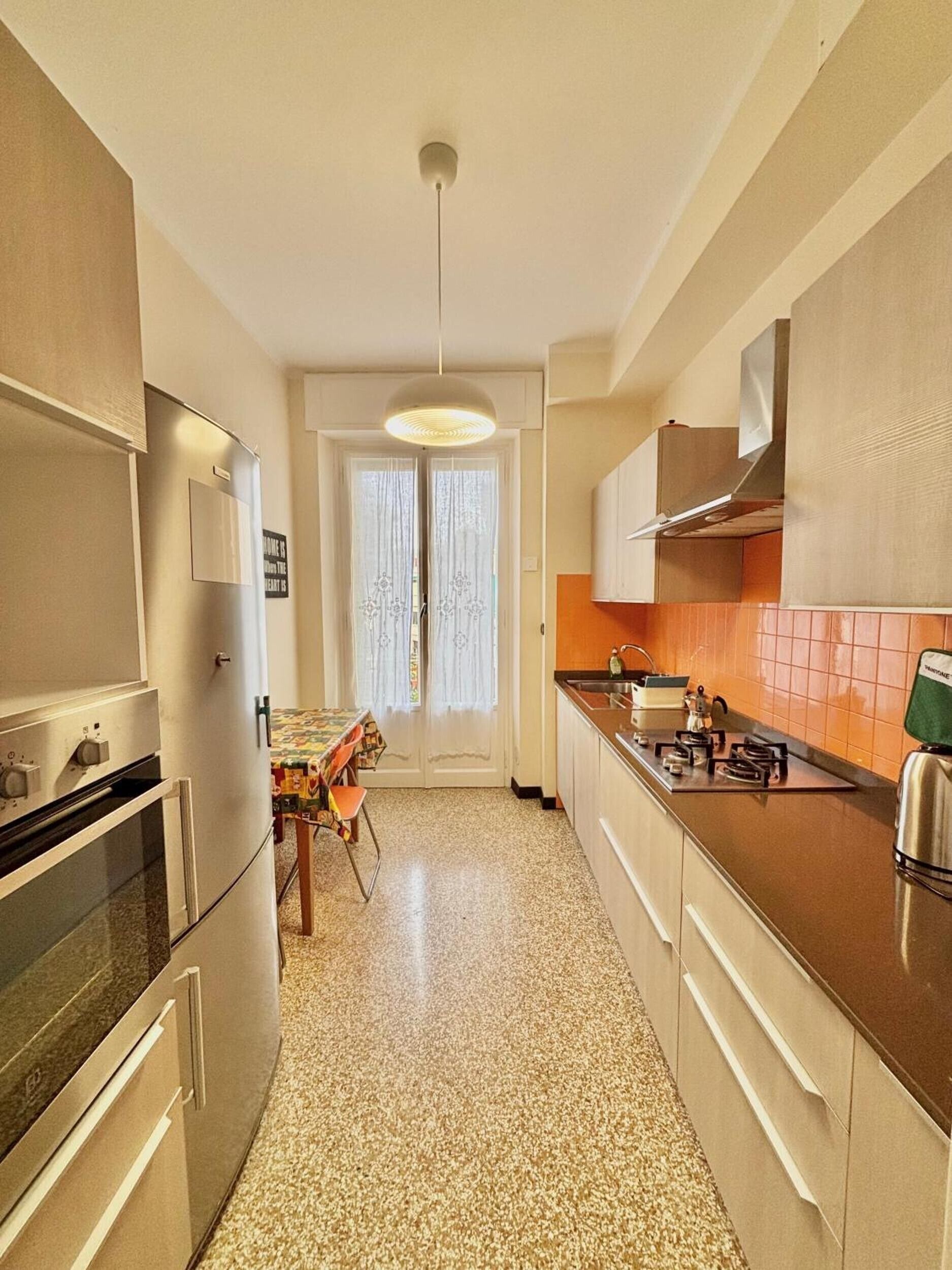 Kylskåp, ugn, spishäll och diskmaskin