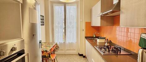 Kylskåp, ugn, spishäll och diskmaskin