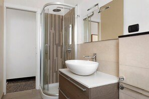 Shower, hair dryer - Apartment 'La Cinquecento - Relax by the Sea' with Wi-Fi and Air Conditioning (Rapallo)