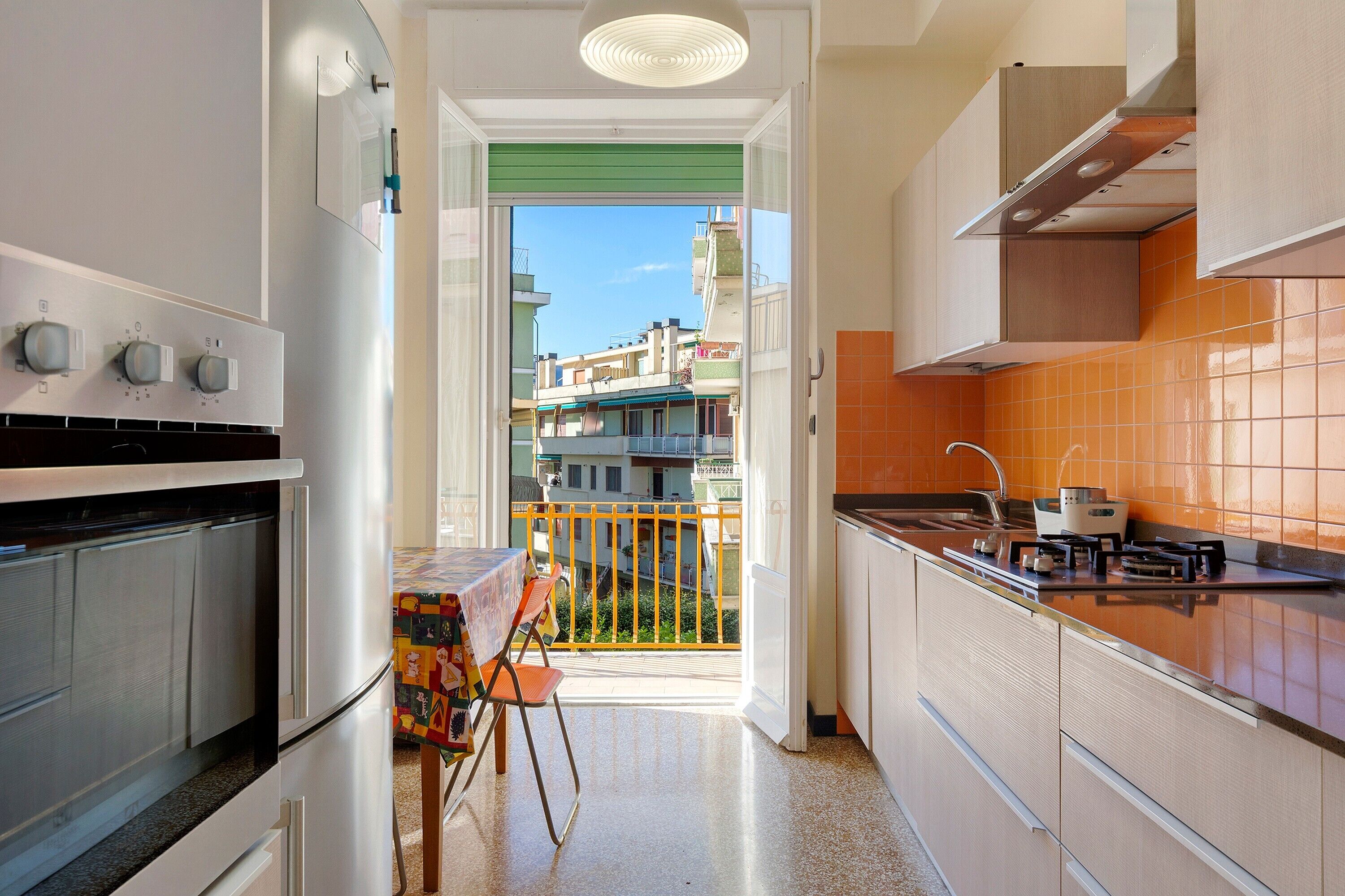 Coffee/tea maker, fridge, oven, stovetop