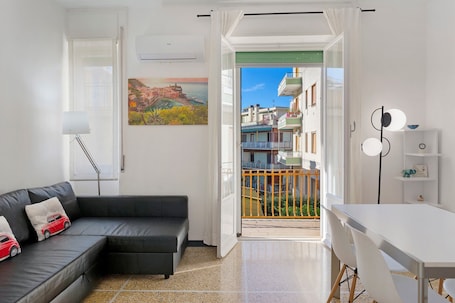 TV. Apartment 'La Cinquecento - Relax by the Sea' with Wi-Fi and Air Conditioning