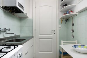 Fridge, microwave, oven, stovetop - Apartment 'Gaia' with Wi-Fi and Air Conditioning (Rapallo)