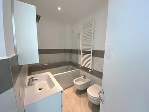 Suihku, hiustenkuivaaja, pyyhkeet