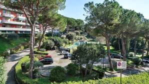 A residential area with a parking lot, trees, and a building with balconies. - Apartment 'Solaria' with Balcony, Wi-Fi and Air Conditioning (Rapallo)