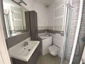 Douche, sèche-cheveux, serviettes fournies