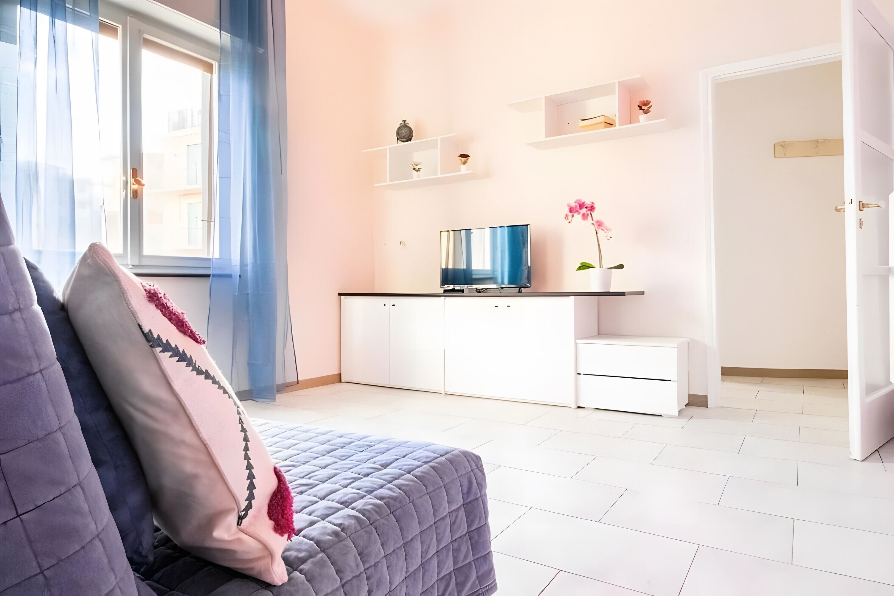 Tabla de planchar con plancha, wifi y ropa de cama 