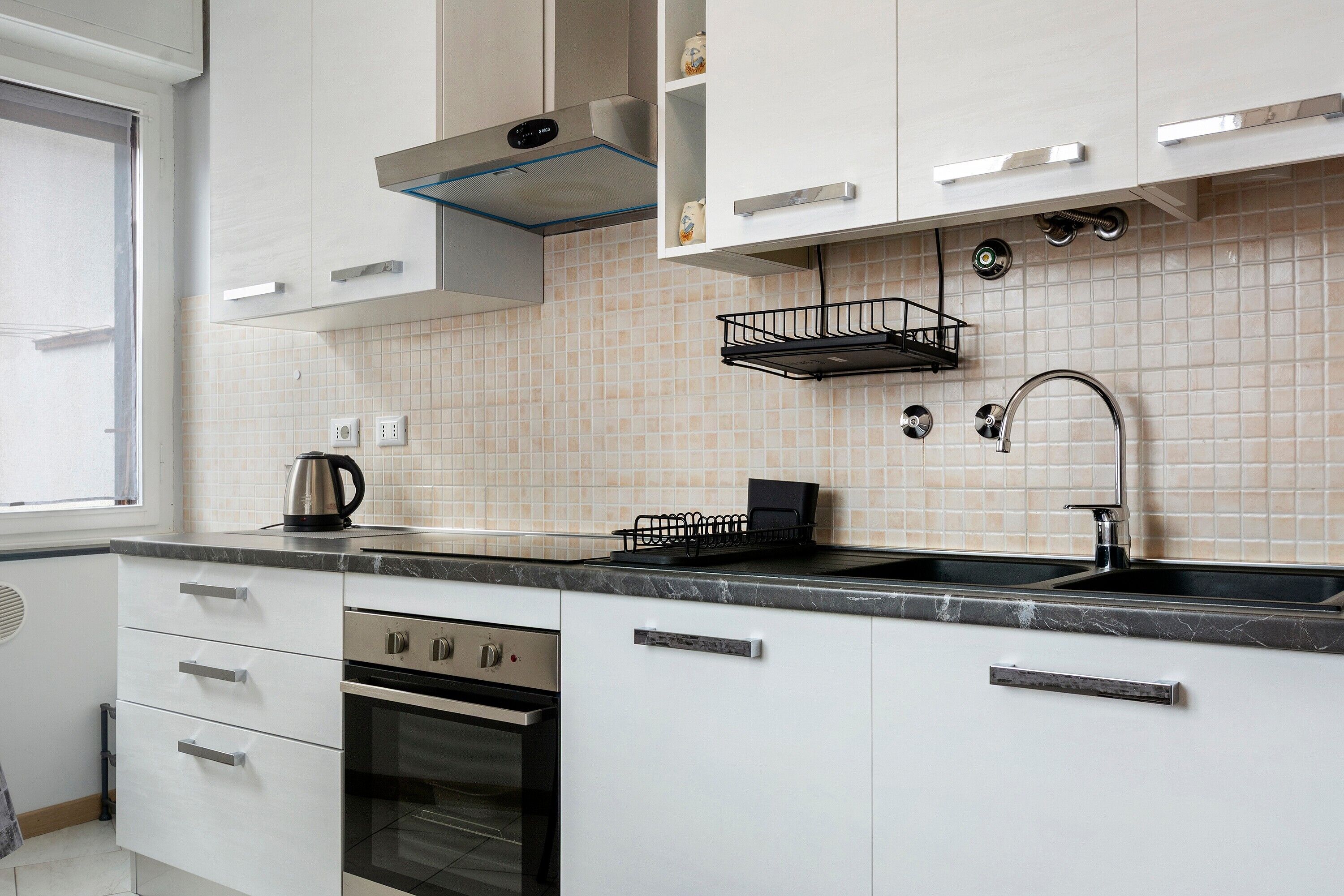 Frigorifero, microonde, forno, piano cottura