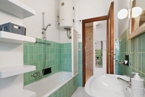 Shower, hair dryer - Apartment 'Sweet 16' with Balcony, Wi-Fi and Air Conditioning (Rapallo)