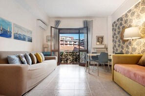 TV - Sweet 16 Apartment with Balcony, Wi-Fi, and Air Conditioning (Rapallo)