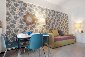 Dining - Apartment 'Sweet 16' with Balcony, Wi-Fi and Air Conditioning (Rapallo)