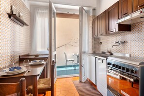 Fridge, microwave, oven, stovetop - Apartment 'Casa Parodi' with Balcony and Wi-Fi (Rapallo)