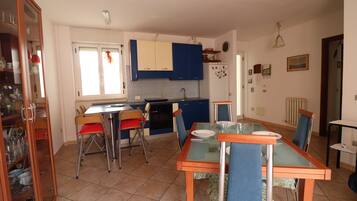 Casa, 2 quartos, para fumantes, sacada | Sala de jantar