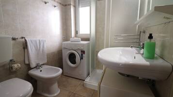 Casa, 2 habitaciones, para fumadores, balcón | Baño