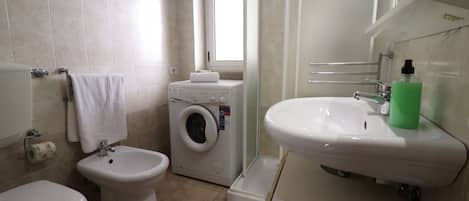 Maison, 2 chambres, fumeurs, balcon | Salle de bain