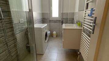 Douche, sĂšche-cheveux