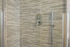 Een douche, gratis toiletartikelen, een haardroger