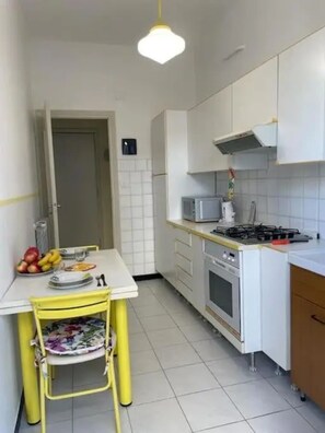 Kylskåp, mikrovågsugn, ugn och spishäll