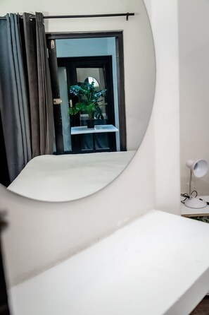 Standard Single Room | Desk, free WiFi - Neon Hyena (Cape Town)