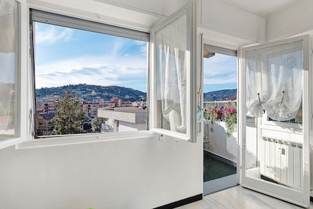 Interior. Apartment 'Linda's Pet Friendly Beach House' with Balcony, Wi-Fi and Air Conditioning