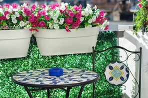 Outdoor dining - Apartment 'Linda's Pet Friendly Beach House' with Balcony, Wi-Fi and Air Conditioning (Rapallo)