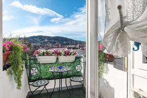 Outdoor dining - Apartment 'Linda's Pet Friendly Beach House' with Balcony, Wi-Fi and Air Conditioning (Rapallo)