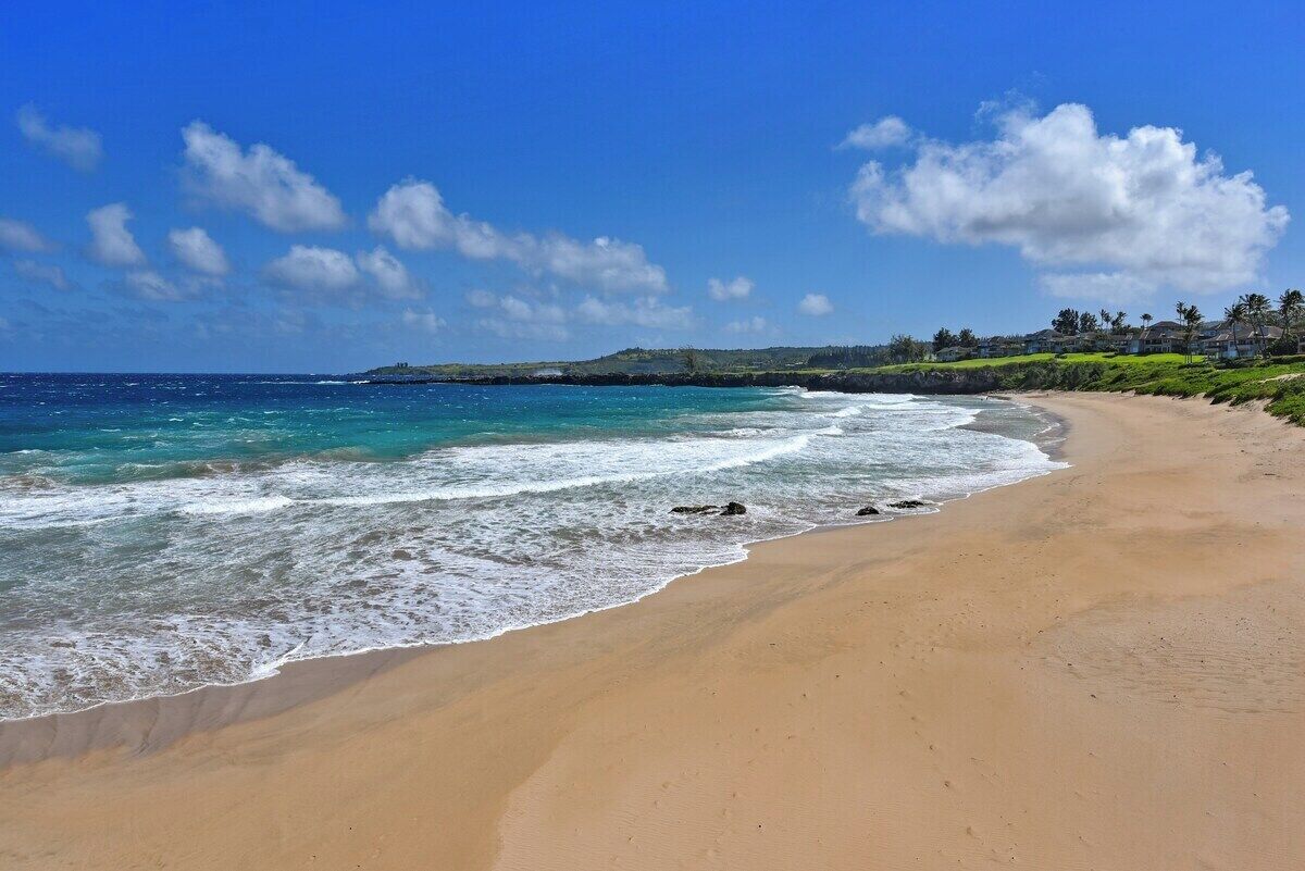 Wide and usually uncroweded Oneloa Beach. Just 5 minute walk from your villa.
There is a number of steps down the pathway to reach the beach