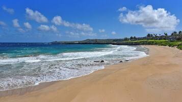 Wide and usually uncroweded Oneloa Beach. Just 5 minute walk from your villa.
There is a number of steps down the pathway to reach the beach