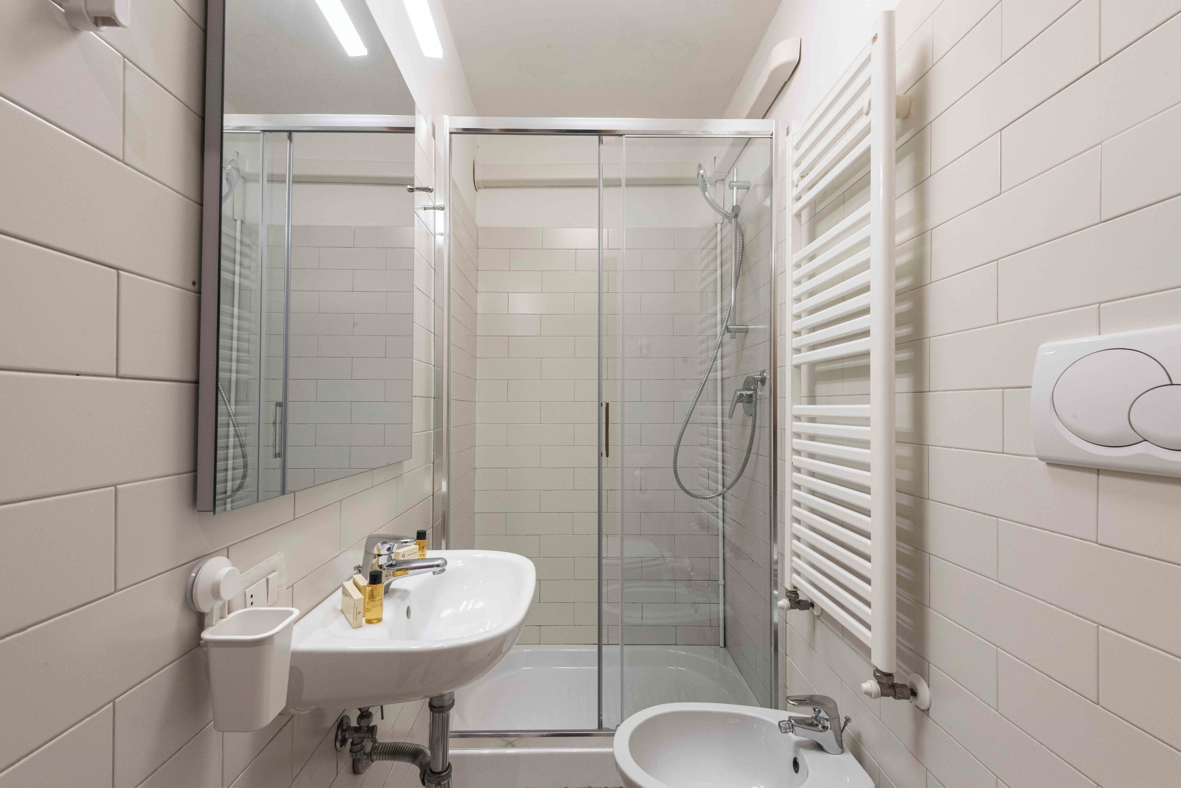 Basic-Studio | Badezimmer | Kostenlose Toilettenartikel, Haartrockner, Handtücher, Toilettenpapier