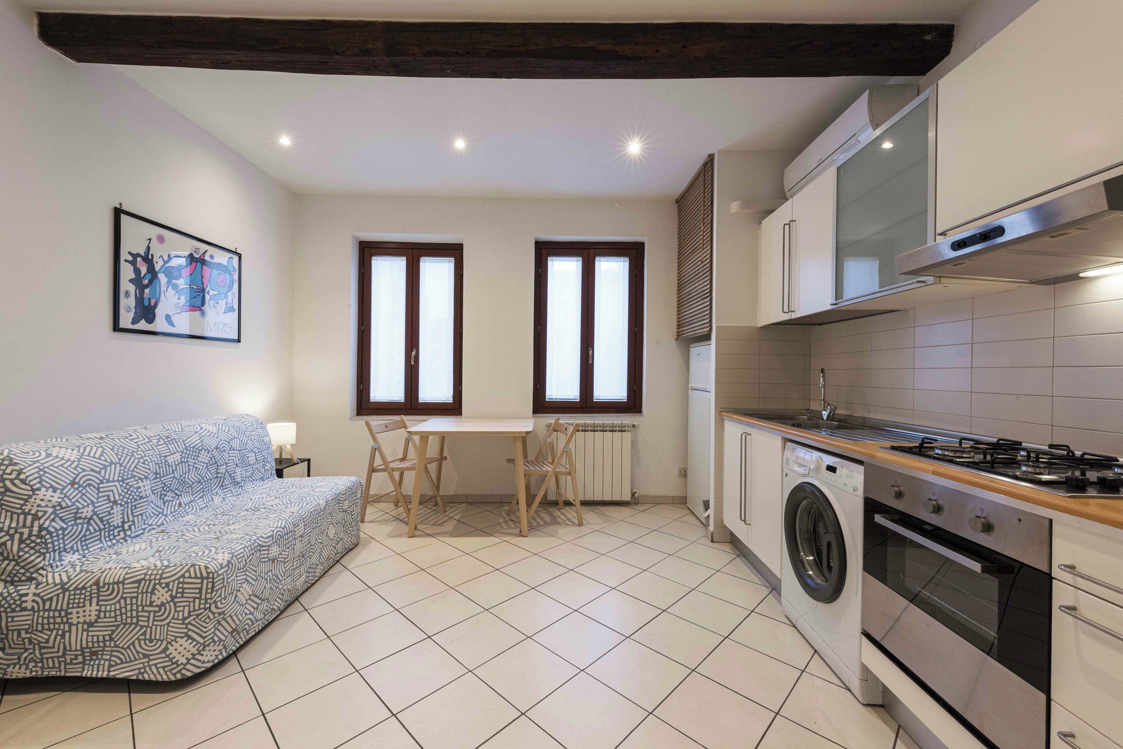 Appartamento Basic | Cucina privata | Frigorifero, microonde, piano cottura, pentole/stoviglie/utensili