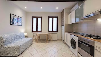 Appartamento Basic | Cucina privata | Frigorifero, microonde, piano cottura, pentole/stoviglie/utensili