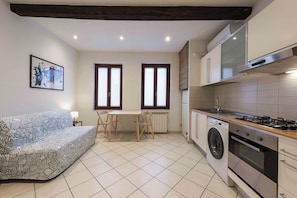 Appartamento Basic | Cucina privata | Frigorifero, microonde, piano cottura, pentole/stoviglie/utensili