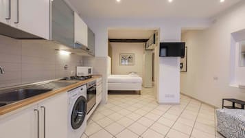 Appartamento Basic | Cucina privata | Frigorifero, microonde, piano cottura, pentole/stoviglie/utensili