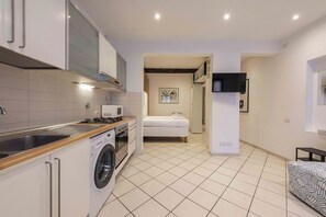 Appartamento Basic | Cucina privata | Frigorifero, microonde, piano cottura, pentole/stoviglie/utensili